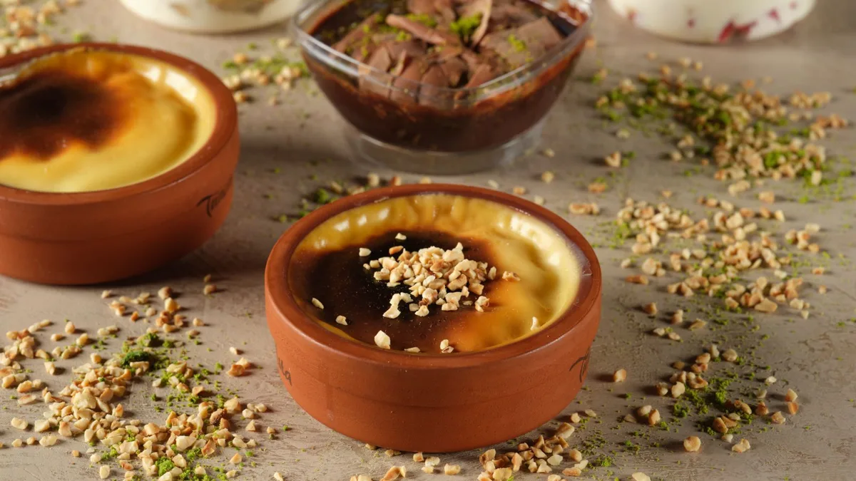 Riz au lait crémeux à la vanille dans une coupelle, grains tendres et nappés
